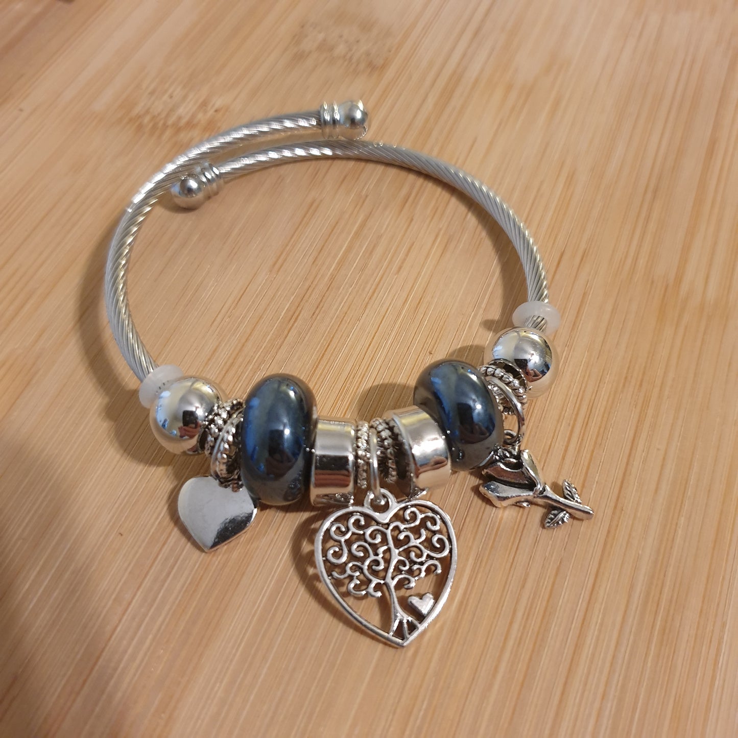 Adjustable charm bracelet