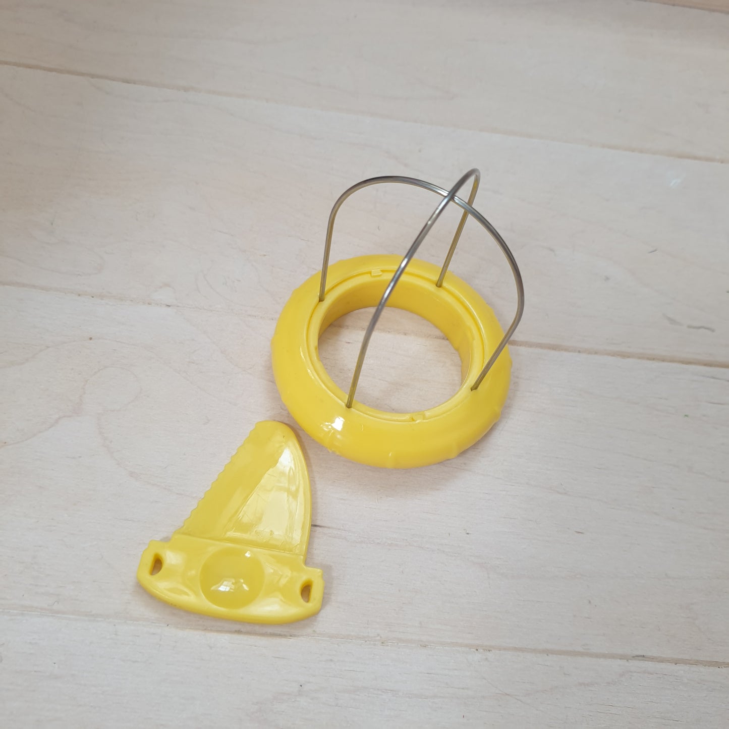 Kiwi cutter peeler