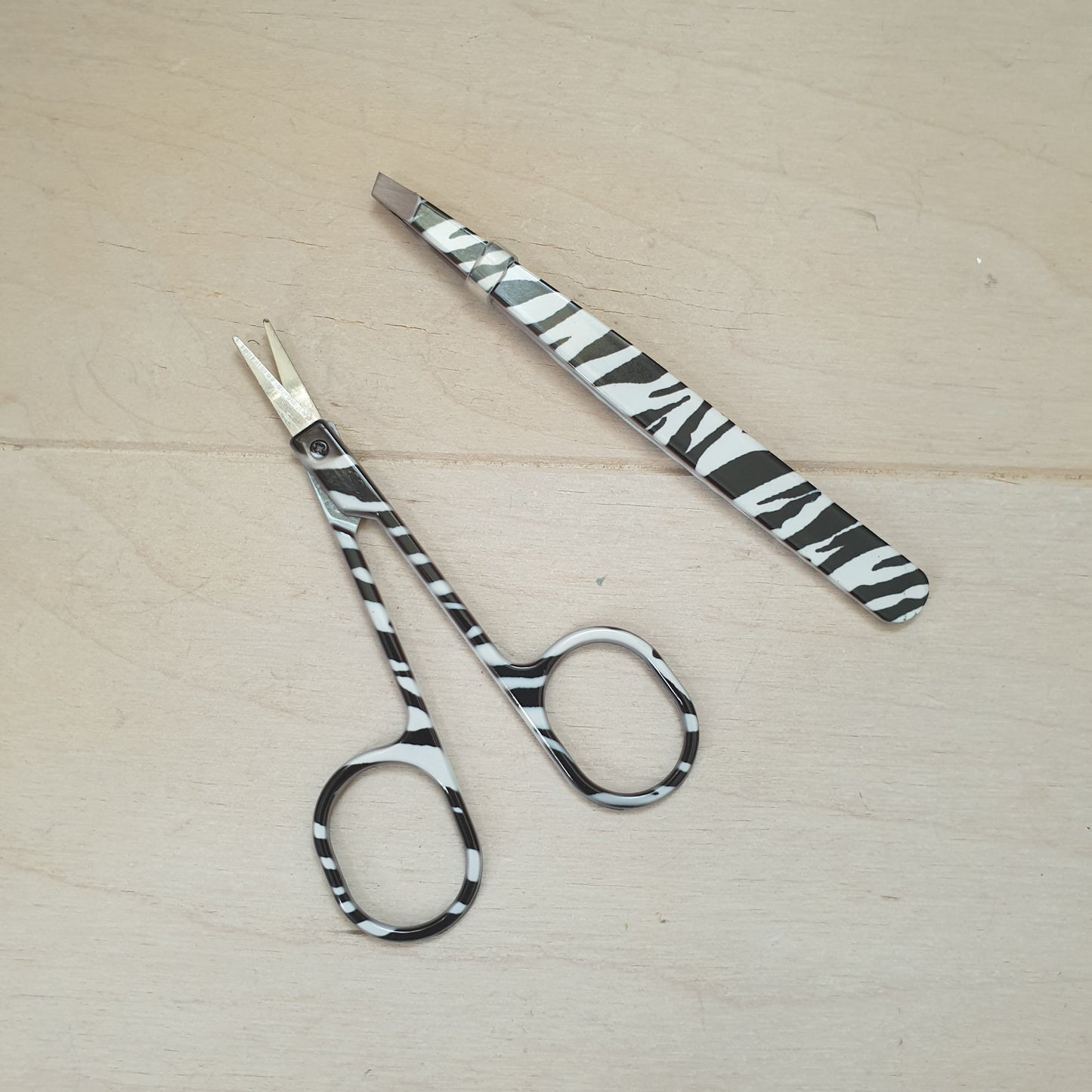 Set zebra scissors and tweezers