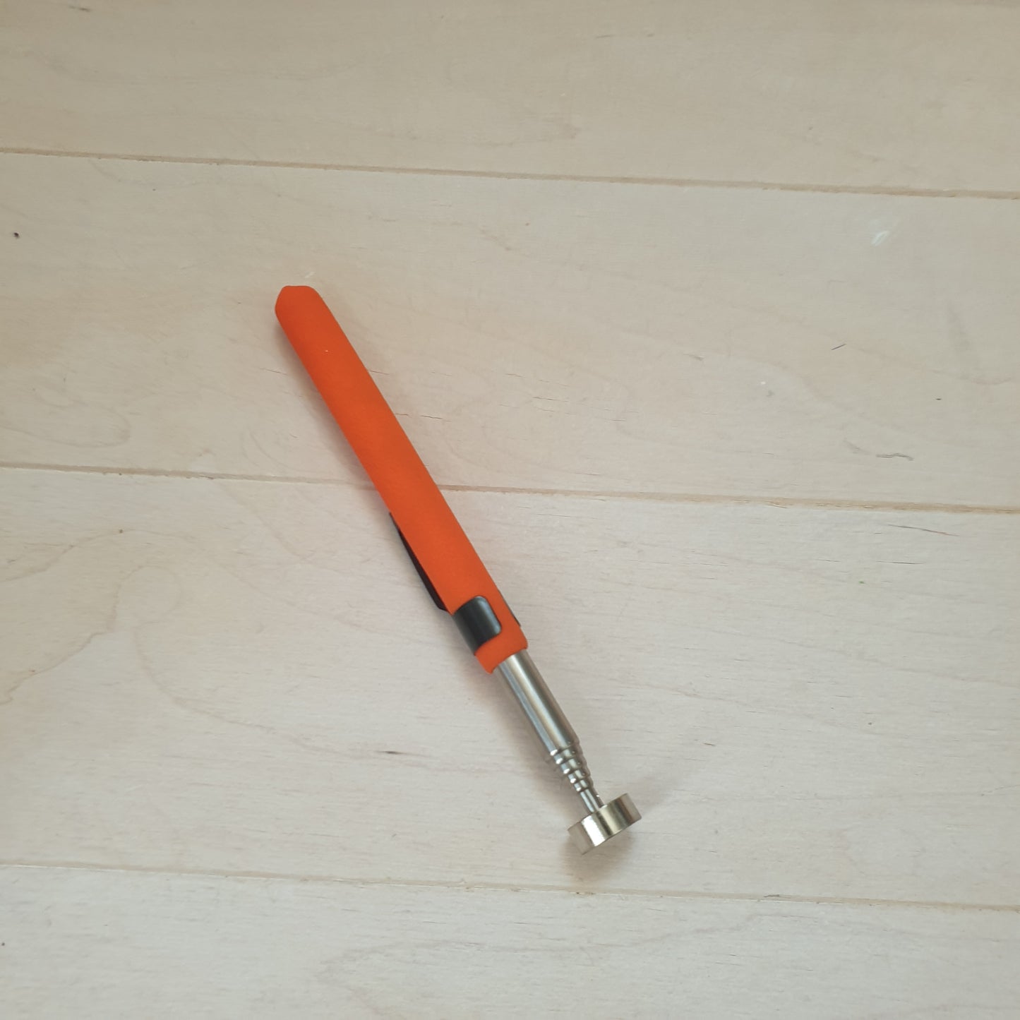 Telescopic magnetic magnet pen