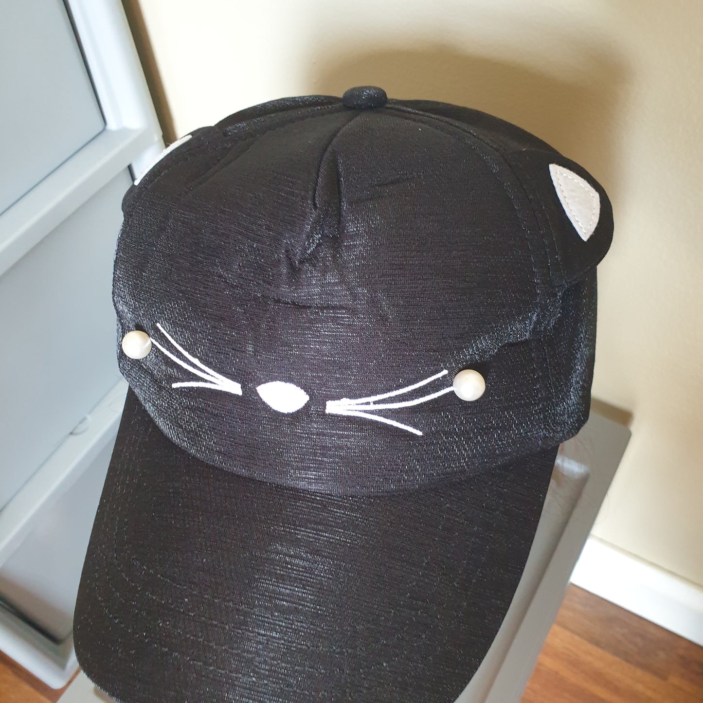 Adjustable black cap cat