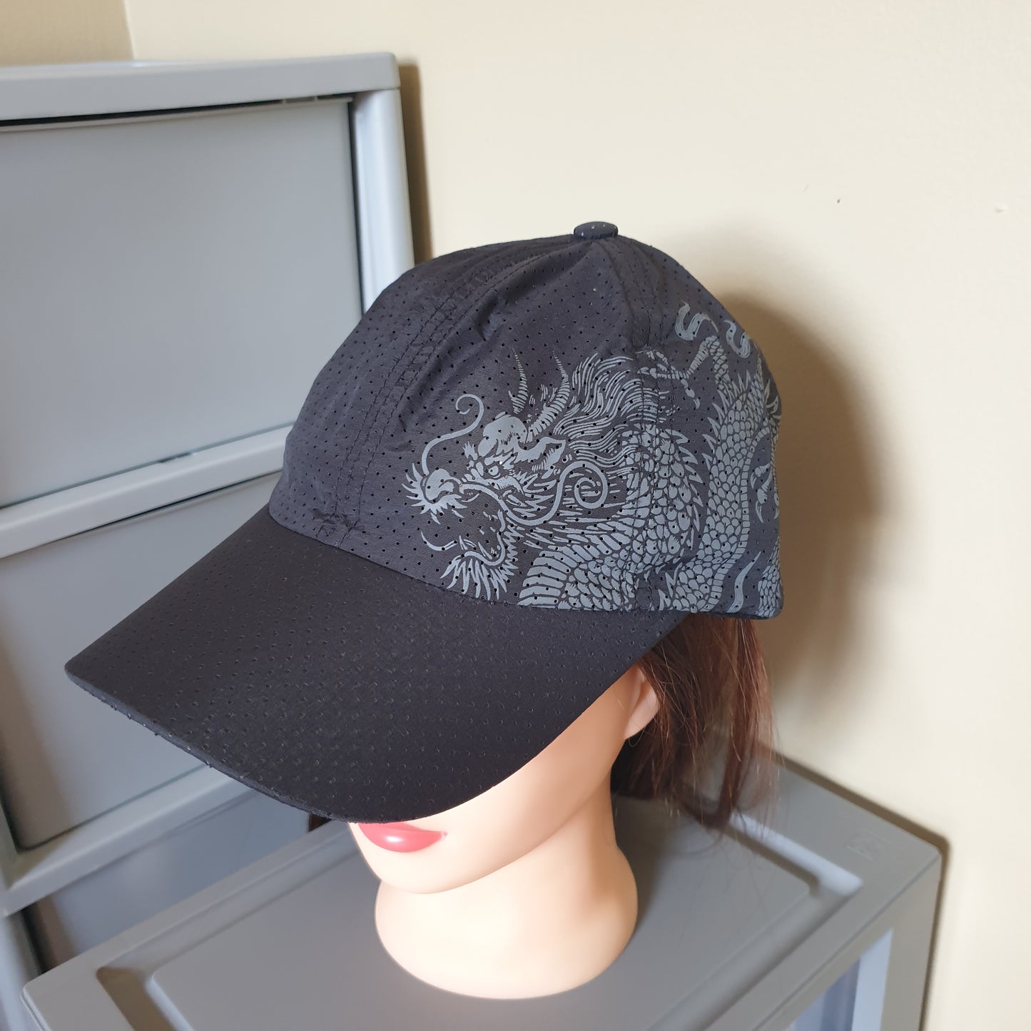 Adjustable black cap Dragon