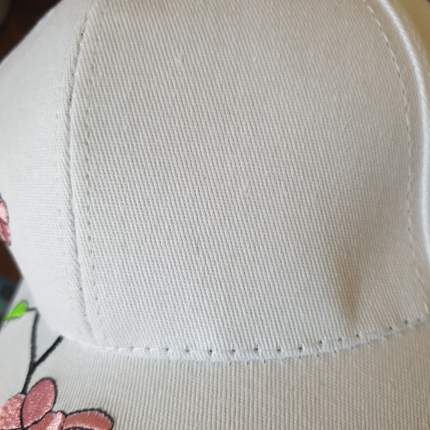 Adjustable white cap flowers defects