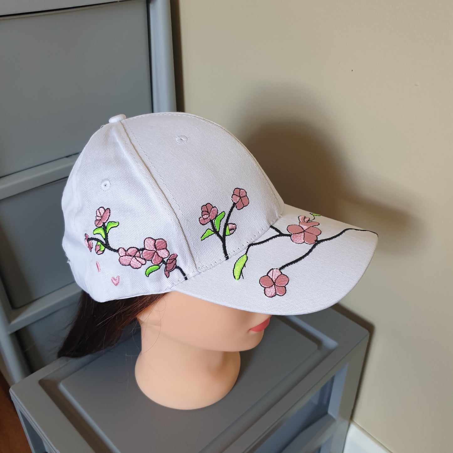 Adjustable white cap flowers defects