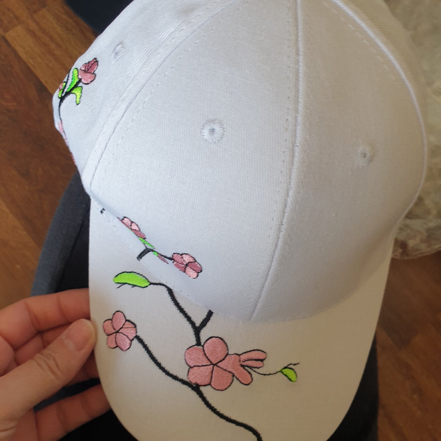 Adjustable white cap flowers defects