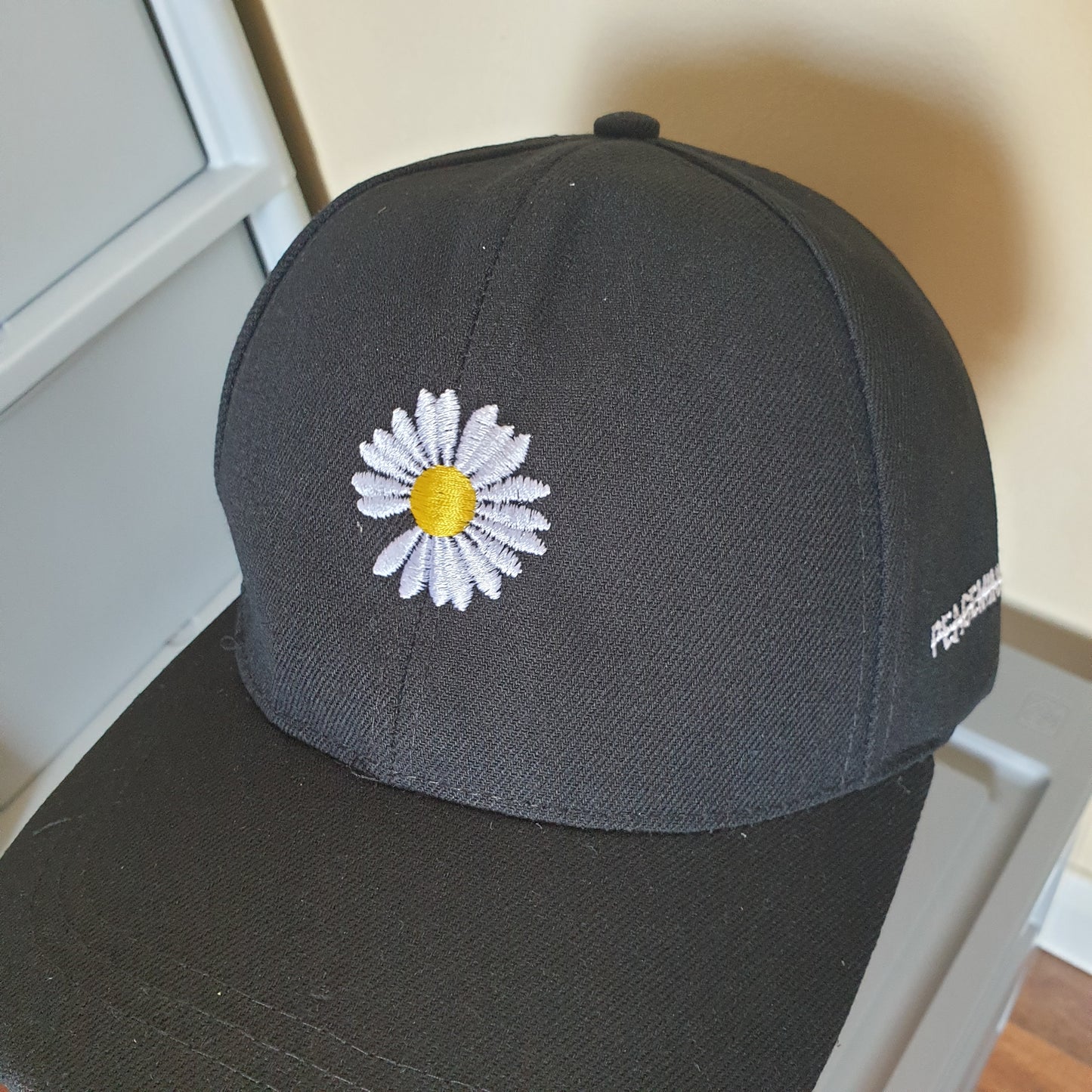 Adjustable black cap flower