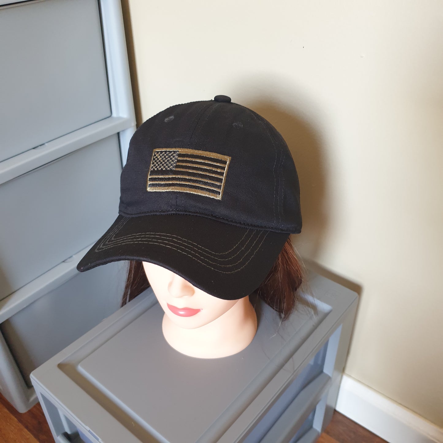 Adjustable black cap Flag