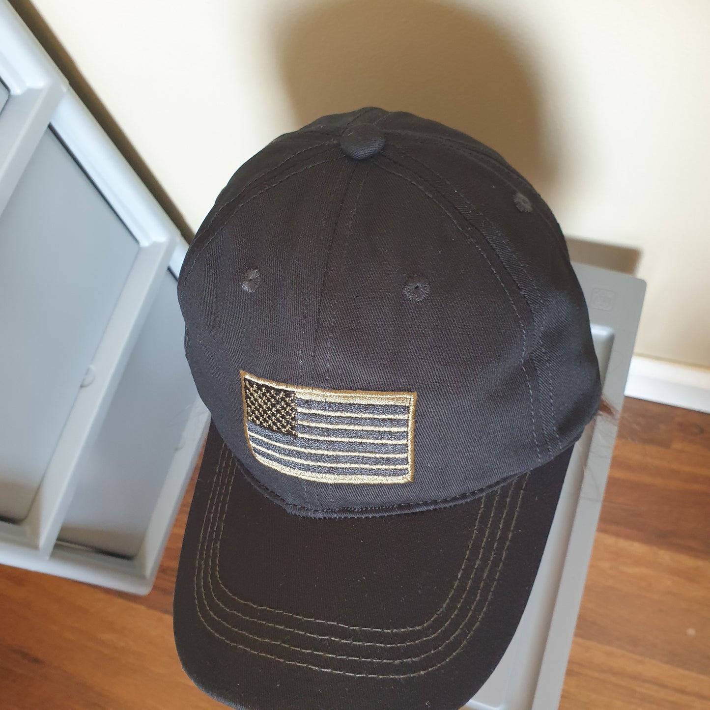 Adjustable black cap Flag