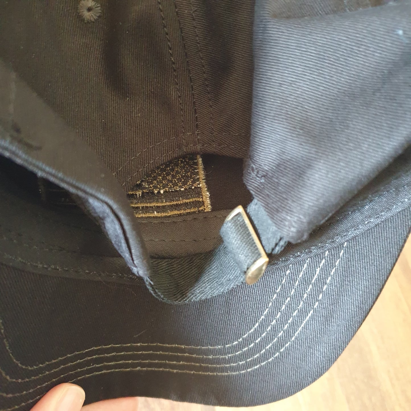 Adjustable black cap Flag