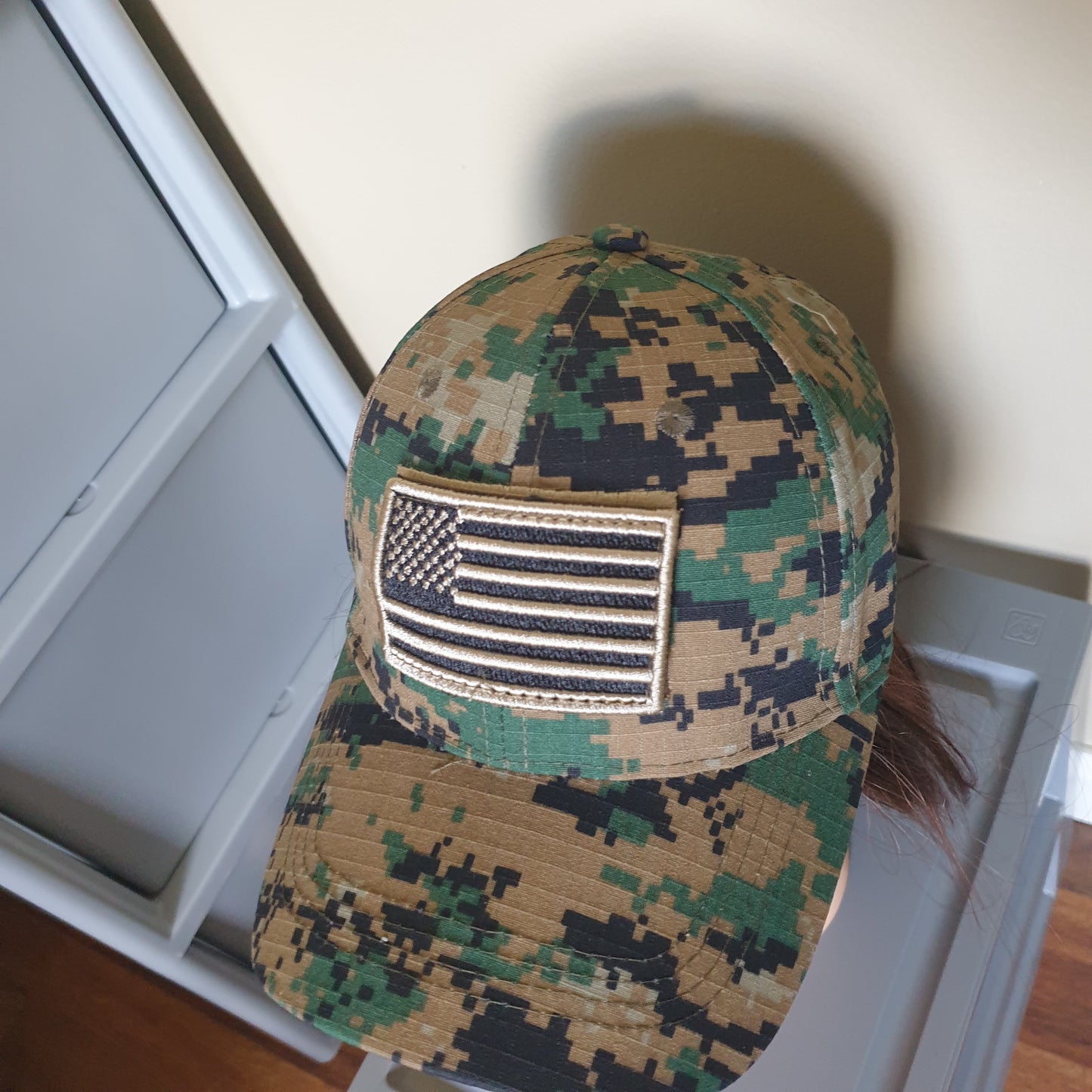 Adjustable green cap flag